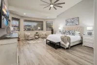 Beautiful backyard oasis w/free heated diving pool Hotels in Peoria