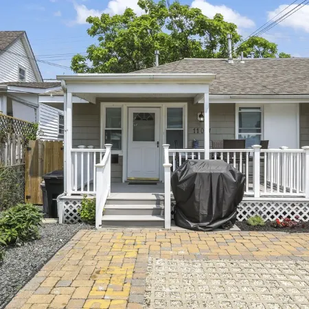 Bungalow 4 Houses to Beach! 4 Beach Passes, Chairs, Towels, Umbrellas Included