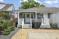 4 Houses to Beach!  Remodeled 2026. 4 Passes, Chairs, Towels, Umbrellas Included