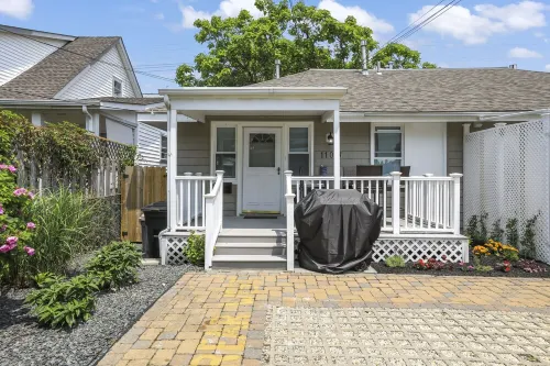 Bungalow 4 Houses to Beach!  4 Beach Passes, Chairs, Towels, Umbrellas Included
