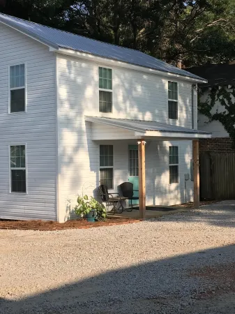 Downtown Carrollton - Backyard Bungalow