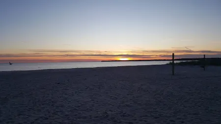 Beach 0.7 Mi Walk to Craigville & Covell. A/C, Bikes 3 Day Min OCT-June Отели в г. Барнстейбл