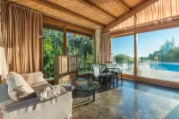 Rustic chic villa with large veranda, private pool, barbecue and free WiFi