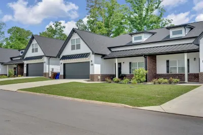 ⭐️5 miles to UT Campus⭐️New luxurious 4BR/3BA condo w/ private backyard retreat!