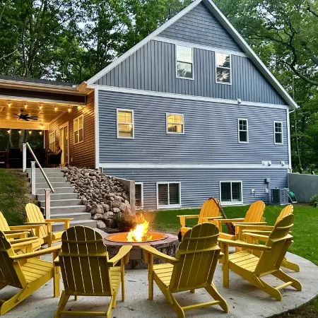 Luxury house, covered patio, private fire pit patio. Pontoon rental available