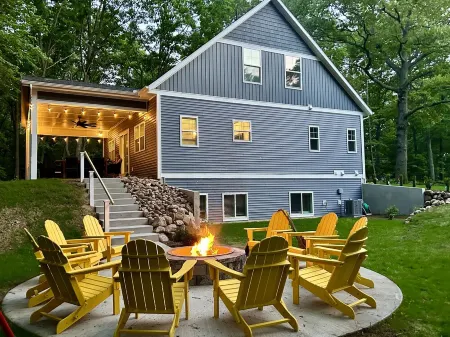 Luxury house, covered patio, private fire pit patio. Pontoon rental available