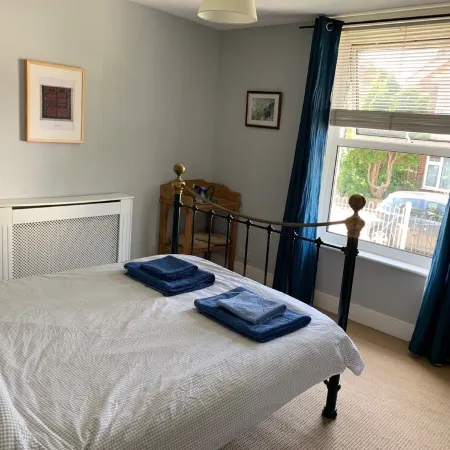 Two minutes from beach. Cosy pet-friendly cottage in cool location with garden.
