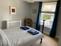 Two minutes from beach. Cosy pet-friendly cottage in cool location with garden.