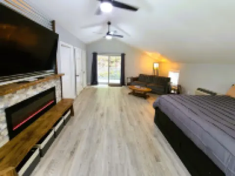 Mountain Ridge Retreat - Private & Peaceful Getaway. Family & Pet Friendly Hotels in Esopus