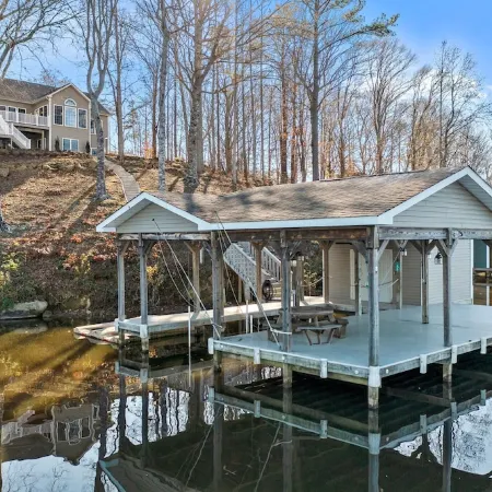 Waterfront Oasis!! Ready to Make a Splash?