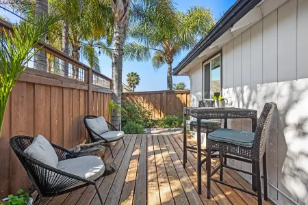 Palm & Oak - Detached Guest House - Mountain Views