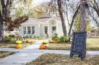 Adorable historic cottage close to downtown and colleges