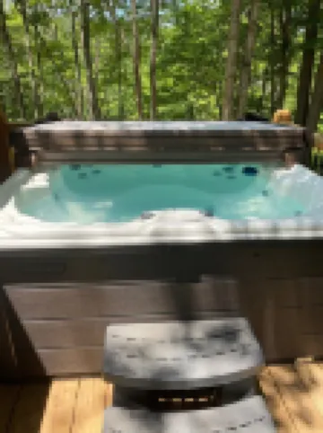 Spacious Cabin in Hocking Hills close to Caves.HotTub,Grill & 66 Acres of Hiking
