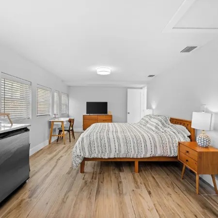 Walk to Beach. Beautifully Renovated 3BR, 2BA Home w/Outdoor Shower & Grille