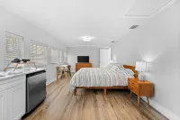 Walk to Beach. Beautifully Renovated 3BR, 2BA Home w/Outdoor Shower & Grille