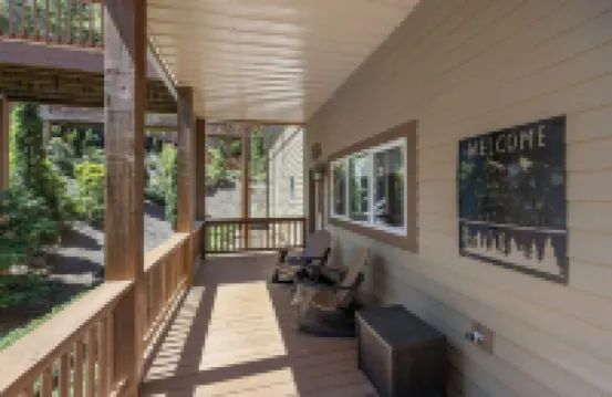New Modern Mountain Condo with Vista Mountain Views, Large Deck, Washer & Dryer!