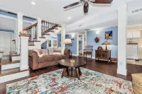 The Honeybee Cottage: Conveniently located close to Asheville