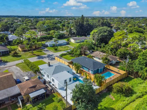 Remodeled HEATED pool house, 8 minutes to the beach! Honey Hole theme