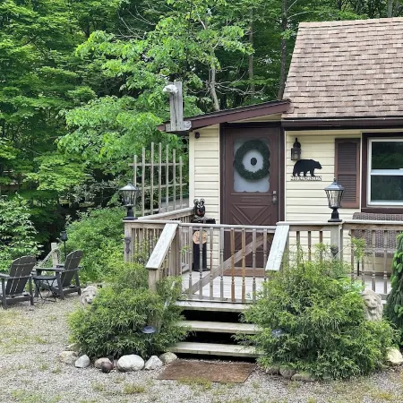 Escape to a Streamside Cabin in the Lower Catskills Отели в г. Мамакатинг