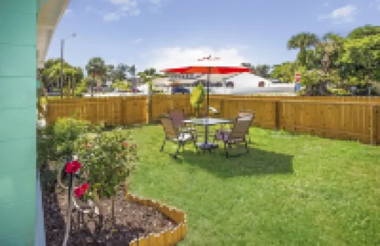 Luxury Studio for 4, Completely Remodeled and only a short walk to the beach!