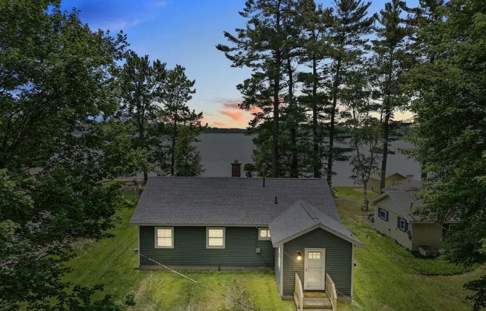 Cozy Private Lakefront Cottage, Pet-Friendly with Private Dock