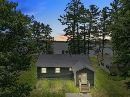 Cozy private lakefront cottage, pet-friendly, short drive to Traverse City