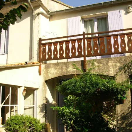 GRAND STUDIO CLIMATISE, INDEPENDANT DANS VILLA AVEC JARDIN, Tranquility assured