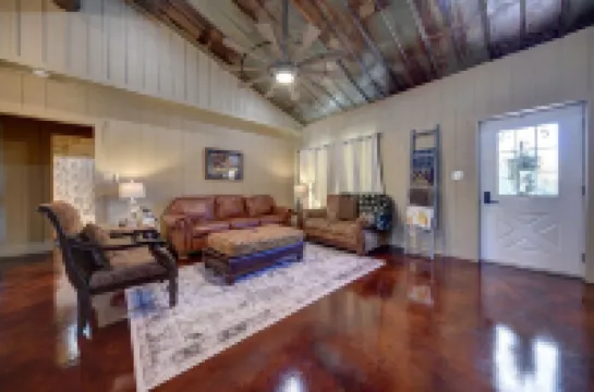 Wooded lot with pond, deer feeder, 3 minutes to downtown Brenham.