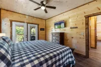 PRIVATE INDOOR POOL, HOT TUB, CLOSE TO PARKWAY/DOLLYWOOD, EASY ACCESS!