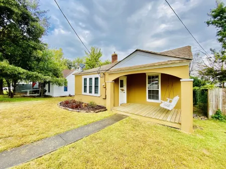 Charm, Comfort and Style, walk to downtown Mena, AR