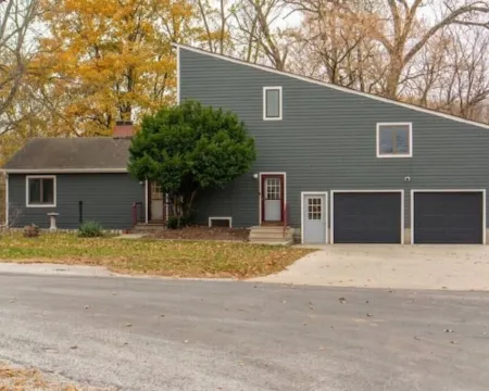 The Rest on the River - projector - fire pit - sunroom - contractors welcome Hoteles en Cedar Falls