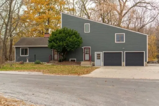 The Rest on the River - projector - fire pit - sunroom - contractors welcome