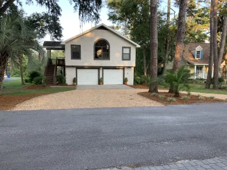 4 Bedrooms, 3 Baths, Sleeps 10 and only 5 minutes from the Beach and the Pier. Отели в г. Сейнт Саймонс Айленд