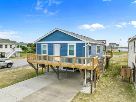 Wright Salty/One Block to Beach/Dog Friendly/Ocean Views/Covered Outdoor Space