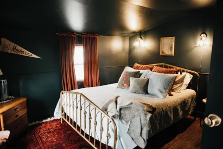 Cozy, speakeasy style house located in the heart of Norman Отели рядом с достопримечательностью «STASH»