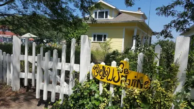 The Yellow Submarine in the heart of Beachwalk Hotel in zona Michigan City Beach