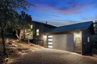 Brand New 2023 Cabin: Luxury Meets Nature – Sleeps 14, Views & Modern Amenities!