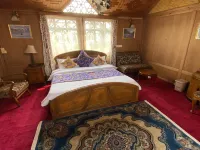 Houseboat Zaindari Palace Hotels in Karapura