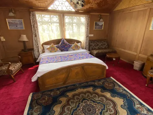 Houseboat Zaindari Palace Hotels in Karapura
