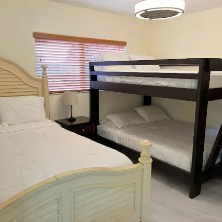 Magnolia House Miami - Heated Pool with Water Slide, BBQ & Gazebo Отели в г. Уэстчестер