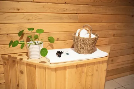 The West Quincy House: In Town with Sauna + Garage Отели в г. Ханкок