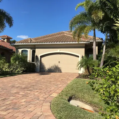 Newer Upscale Home with Htd Pool & Spa - Bike or Walk to Beaches and Restaurants