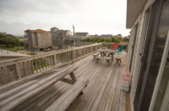 HATTERAS VILLAGE 4 BEDROOM - WALK TO OCEAN, MARINA, SOUND