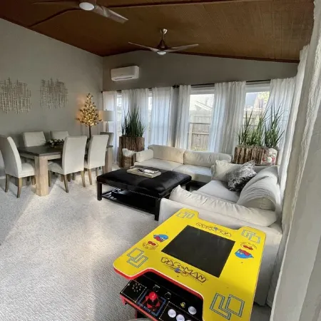 Cozy Home with LOTS of space- Less than 1 mile to ISU & IWU, 5 miles to airport