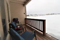 Romantic condo with stunning mountain views on the golf course