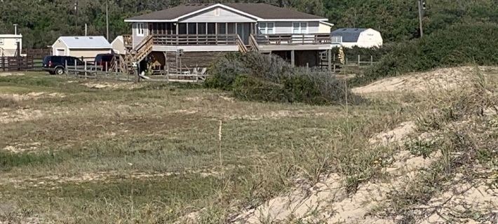 Book NOW! Dog friendly, partial Ocean View, 4x4 Area, Cozy Beach cottage . Hotels in Currituck County