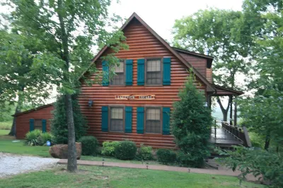 Family friendly log home has great lake views from huge deck! Hotels in 