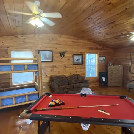 Beautiful real log cabin - hot tub, pool table, great view, WI-FI Internet