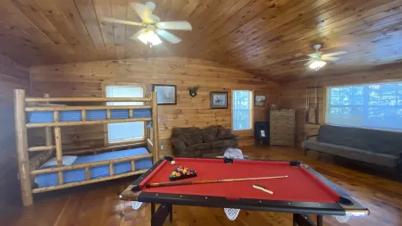 Beautiful real log cabin - hot tub, pool table, great view, WI-FI Internet