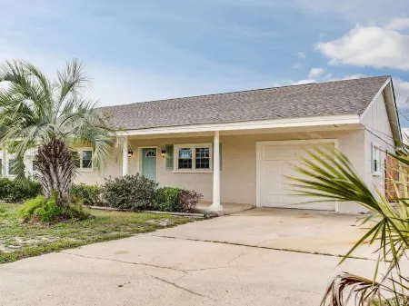 A+Beach Access! 3BR/2BA-1,600sq ft! 100 ft from beach! fenced yard- 5!